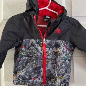 The North Face infant Zipline Rain Jacket in Lizard
Rock Print size 3-6 months